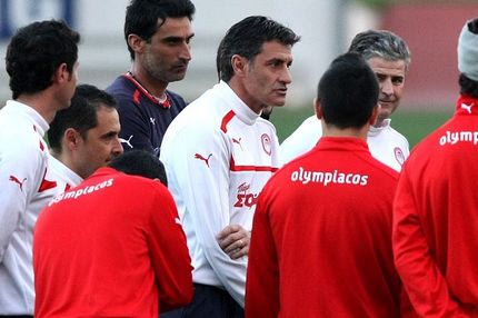 Στα πόδια του Ολυμπιακού