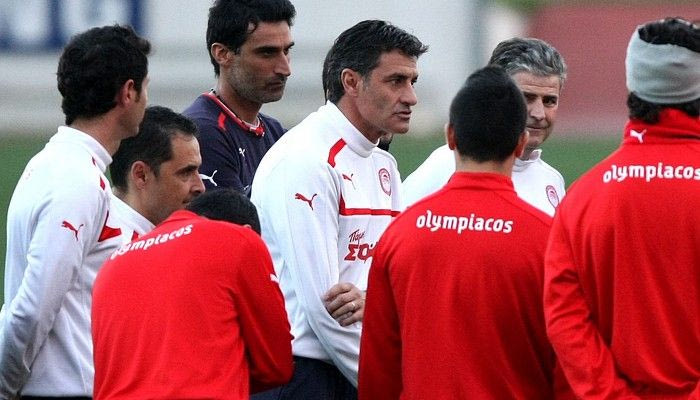 Στα πόδια του Ολυμπιακού