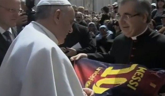 Η φανέλα του Μέσι στον Πάπα