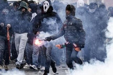 Το ντέρμπι άρχισε με μαχαιρώματα