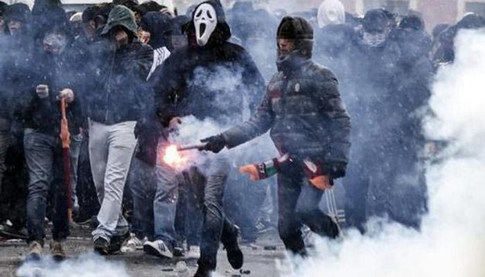 Το ντέρμπι άρχισε με μαχαιρώματα