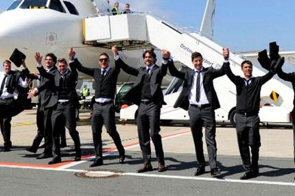 “Όλε” στο αεροδρόμιο από τους παίκτες της Ντόρτμουντ