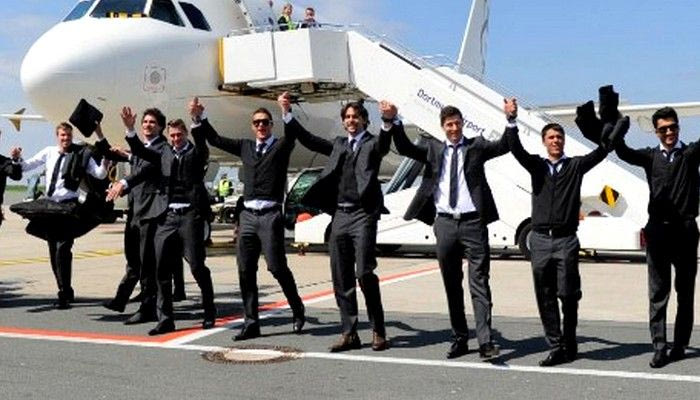 “Όλε” στο αεροδρόμιο από τους παίκτες της Ντόρτμουντ