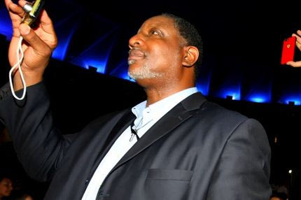 O Nόρις βλέπει πάντα Περιστέρι