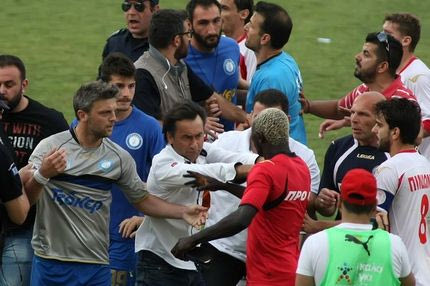 Συμπλοκές παικτών – παραγόντων, καπνογόνα και κυνηγητό