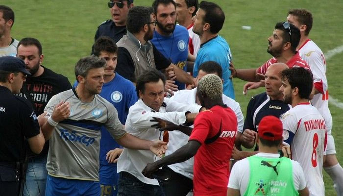 Συμπλοκές παικτών – παραγόντων, καπνογόνα και κυνηγητό