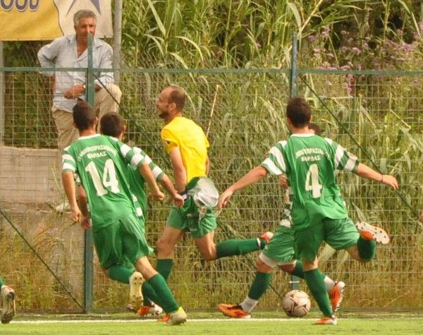 Πανηγυρίζει με φανέλα της ΑΕΚ