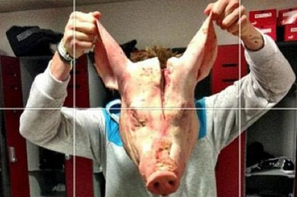 Έβαλε γουρουνοκεφαλή στο ντουλάπι του συμπαίκτη του!