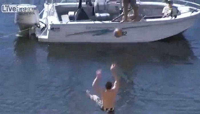 Έβαλε καλάθι βουτώντας στη θάλασσα!