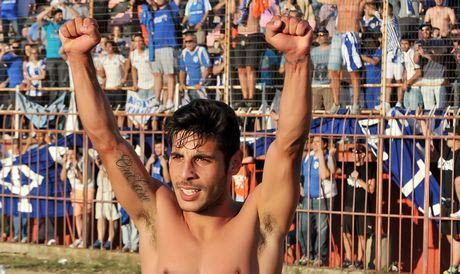 Ανανέωσε με πέντε