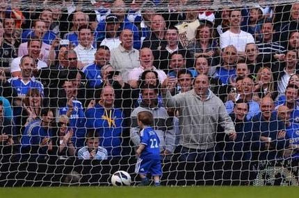 Ο υιός Τέρνμπουλ σκοράρει και αποθεώνεται