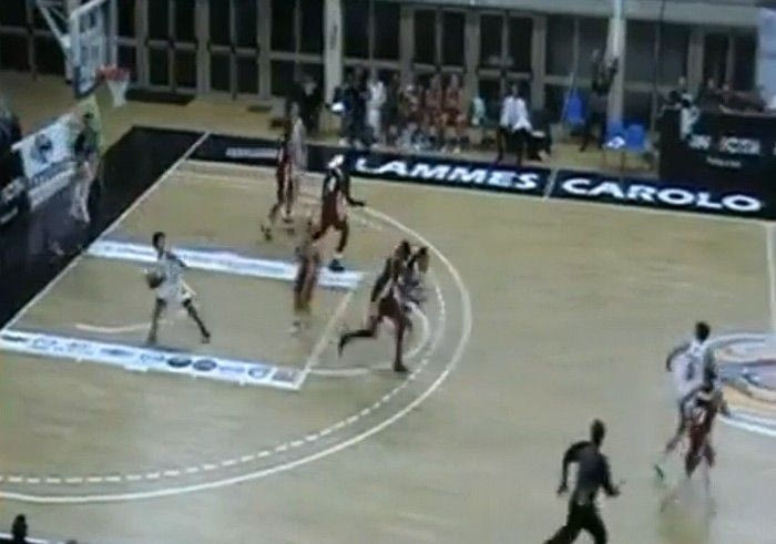 Απίστευτο buzzer beater από τα 25μ.