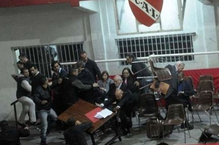 Πέταξαν καρέκλες στον πρόεδρο της Ιντεπεντιέντε