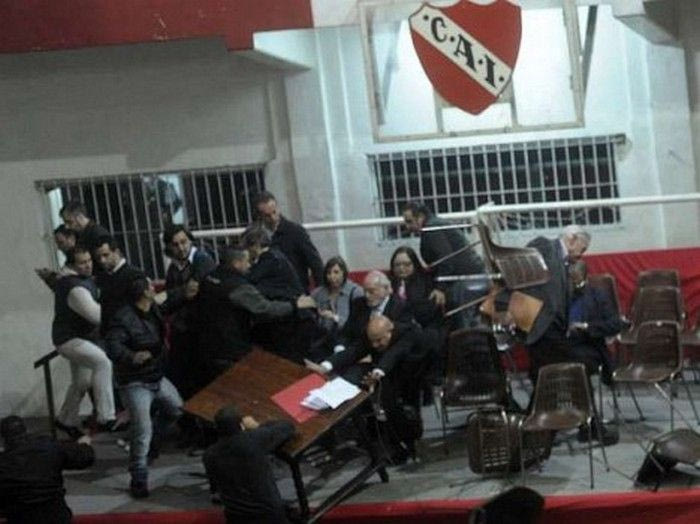 Πέταξαν καρέκλες στον πρόεδρο της Ιντεπεντιέντε