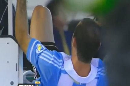 Ο Μαστσεράνο κλωτσά τον οδηγό του ιατρικού αμαξίδιου!