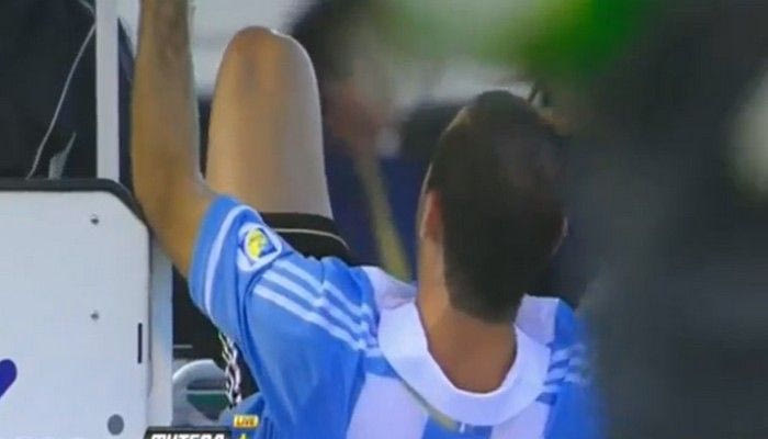 Ο Μαστσεράνο κλωτσά τον οδηγό του ιατρικού αμαξίδιου!