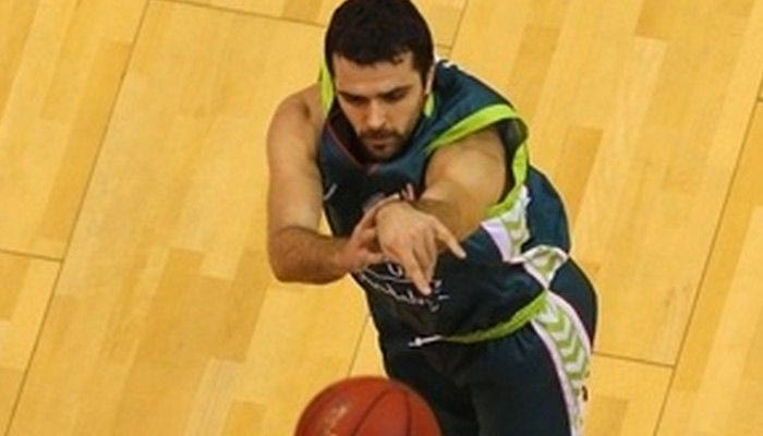 O Σιμόν στη μηχανή της Κούμπαν