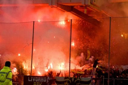 Χαμός από βεγγαλικά στην έναρξη του ντέρμπι