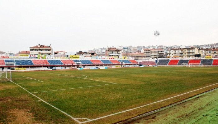 Καλλωπίζει το γήπεδο