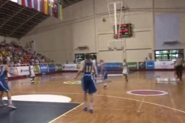 Buzzer beater γυναίκας από… μακριά