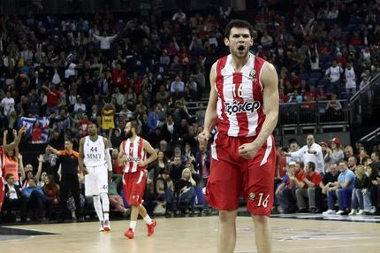 Ο Ολυμπιακός πιέζει τον Παπανικολάου