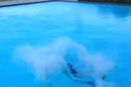 Παίκτες της Σίτι ρίχνουν σε πισίνα τον εκπρόσωπο Τύπου!