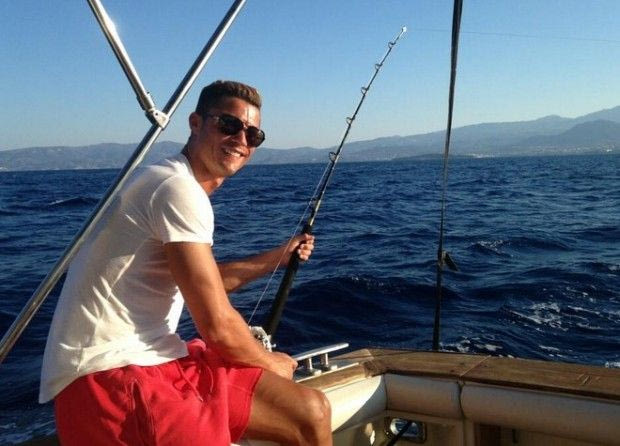 Ο Ρονάλντο ψαρεύει στην Ελούντα