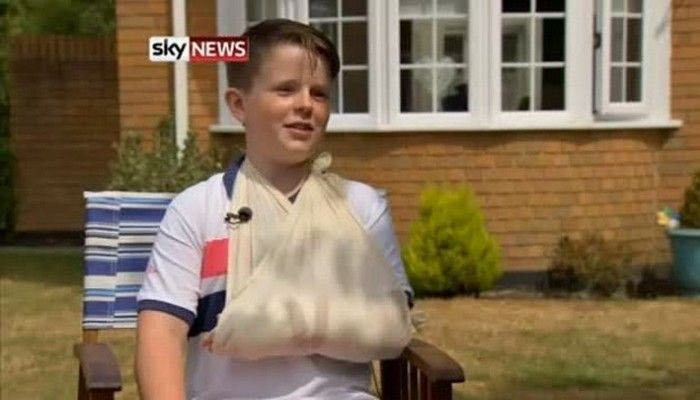 Νεαρό αγόρι πέφτει θύμα του Κριστιάνο (video)