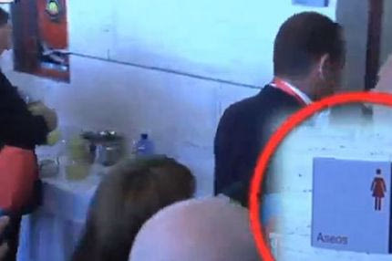 Ο Ροσέλ μπαίνει σε γυναικείες τουαλέτες!