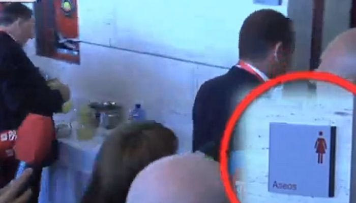 Ο Ροσέλ μπαίνει σε γυναικείες τουαλέτες!