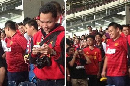 Με φανέλα της Γιουνάιτεντ σε θύρα φίλων της Λίβερπουλ!