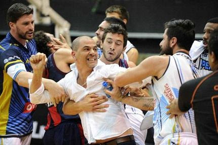 Άγριο ξύλο στο αργεντίνικο πρωτάθλημα μπάσκετ!