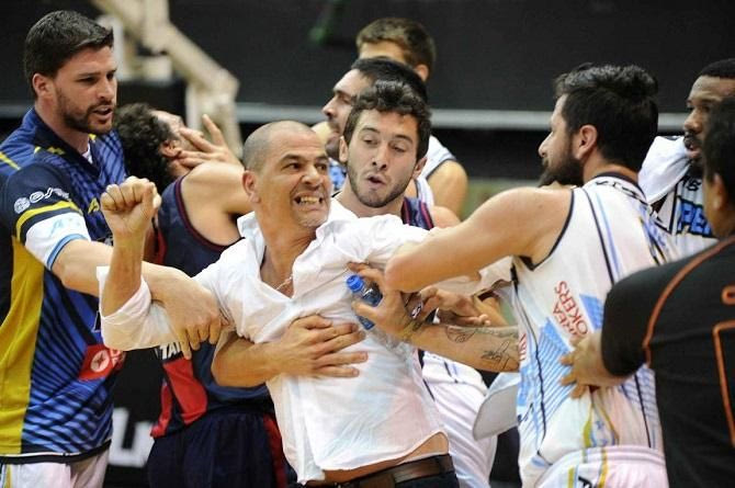 Άγριο ξύλο στο αργεντίνικο πρωτάθλημα μπάσκετ!