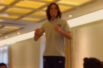 Ο Καβάνι τραγουδά σε γεύμα της Παρί