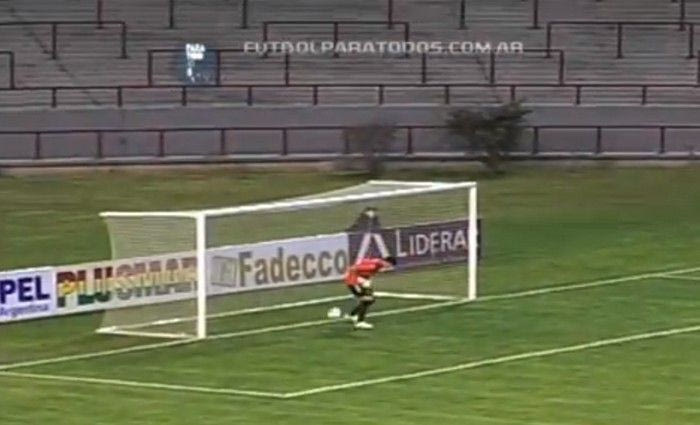 Του έφυγε η μπάλα από τα χέρια