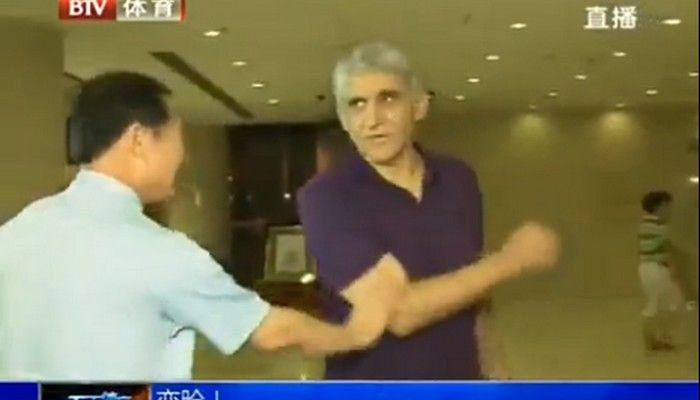 Αρνήθηκε τη χειραψία του επικριτή του ο Γιαννάκης