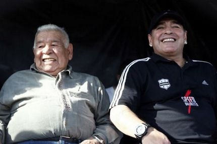 Στο γήπεδο ως θεατές πατήρ και υιός Μαραντόνα