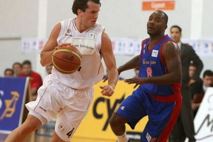 Παραμένει στον Ίκαρο ο Στρναντ