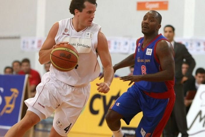 Παραμένει στον Ίκαρο ο Στρναντ