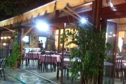 “Φέσωσαν” ταβέρνα οπαδοί της ΑΕΚ!