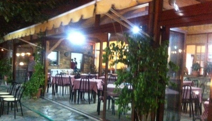 “Φέσωσαν” ταβέρνα οπαδοί της ΑΕΚ!