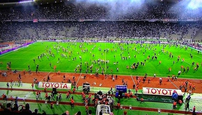 Εισβολή οπαδών και διακοπή στο Μπεσίκτας-Γαλατασαράι