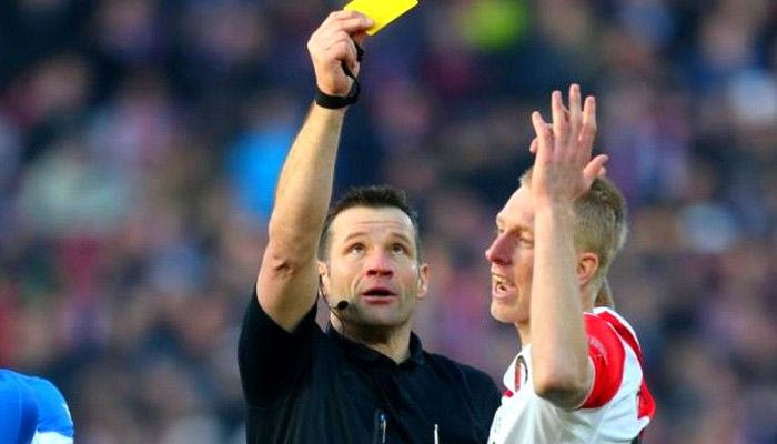 Ξέχασε τις κάρτες του στα αποδυτήρια!