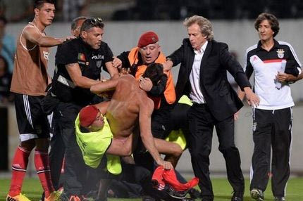 Ο Ζεσούς έσωσε οπαδό από την αστυνομία