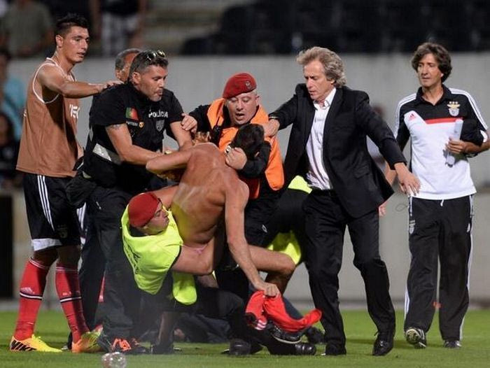 Ο Ζεσούς έσωσε οπαδό από την αστυνομία