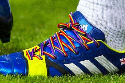 Αντιδράσεις για τα κορδόνια με τα χρώματα του ουράνιου τόξου!