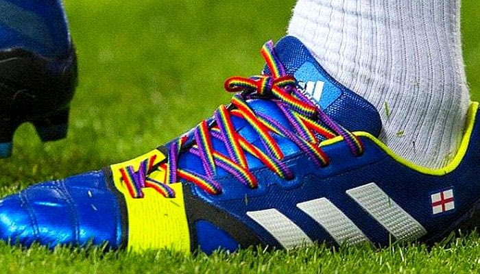 Αντιδράσεις για τα κορδόνια με τα χρώματα του ουράνιου τόξου!