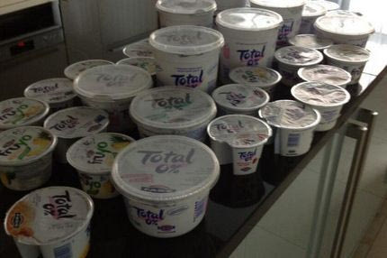 Ο Μινιολέ τρώει ελληνικό γιαούρτι