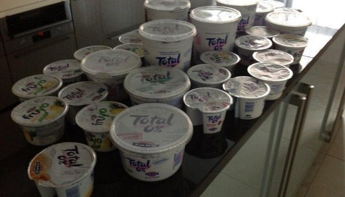 Ο Μινιολέ τρώει ελληνικό γιαούρτι