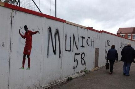 Εμετικό γκράφιτι σε τοίχο του “Άνφιλντ”